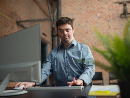 Photo employé bureau handicapé